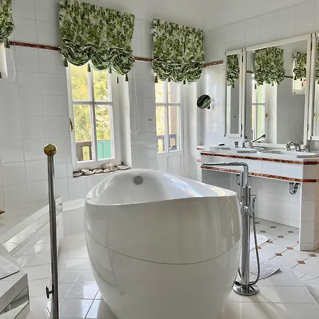 Dietrichsteinerhof & Apartahotel 4*