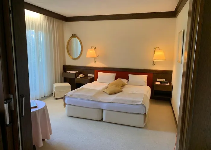 Dietrichsteinerhof & 法克湖